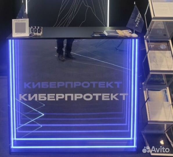 Стойка ресепшен с эффектом зеркального коридора