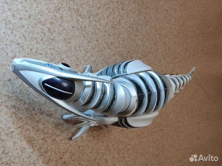 Большой динозавр на пульте управления