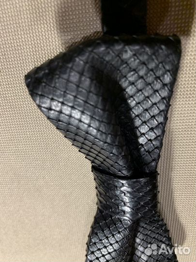 Бабочка из кожи питона