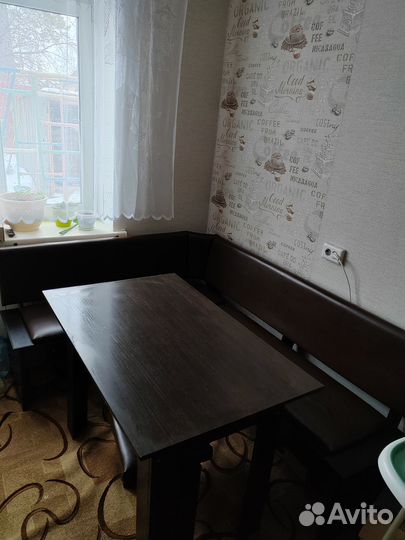 Кухонный уголок со столом и стульями