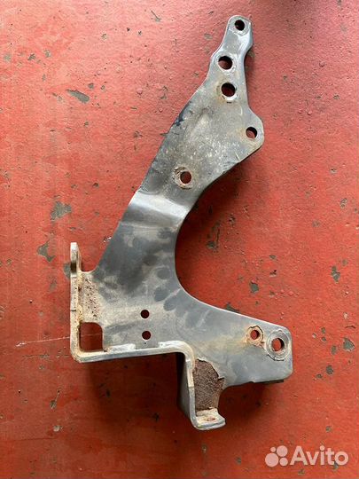 Кронштейн переднего бампера левый Scania 5