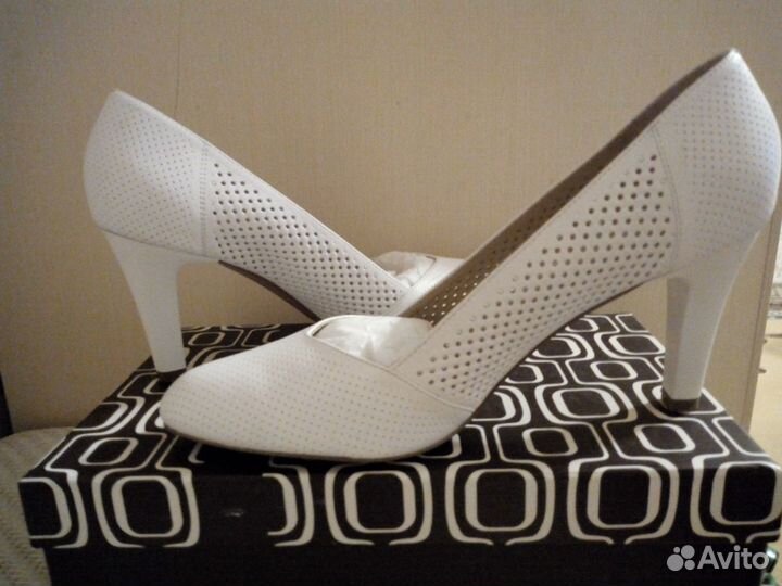Новые белые перфо.кожаные туфли Covani, 40 р