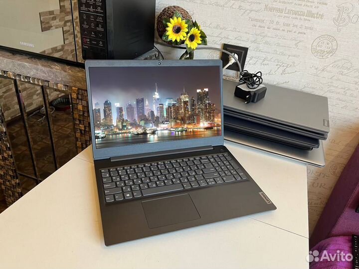 Новый,быстрый с FullHD экраном 8гб SSD 10е пок