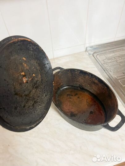 Кастрюля чугунная