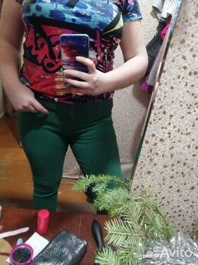Джинсы изумрудные с футболкой в подарок магнитик