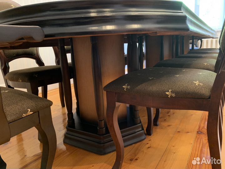 Стол и стулья