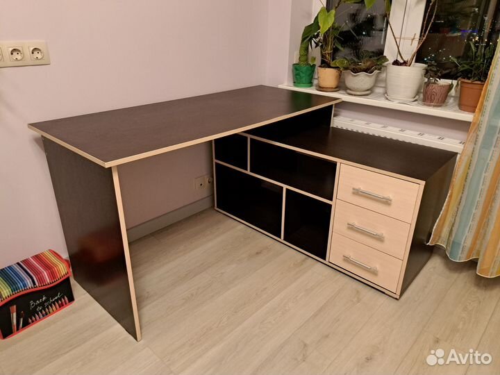 Угловой компьютерный/письменный стол