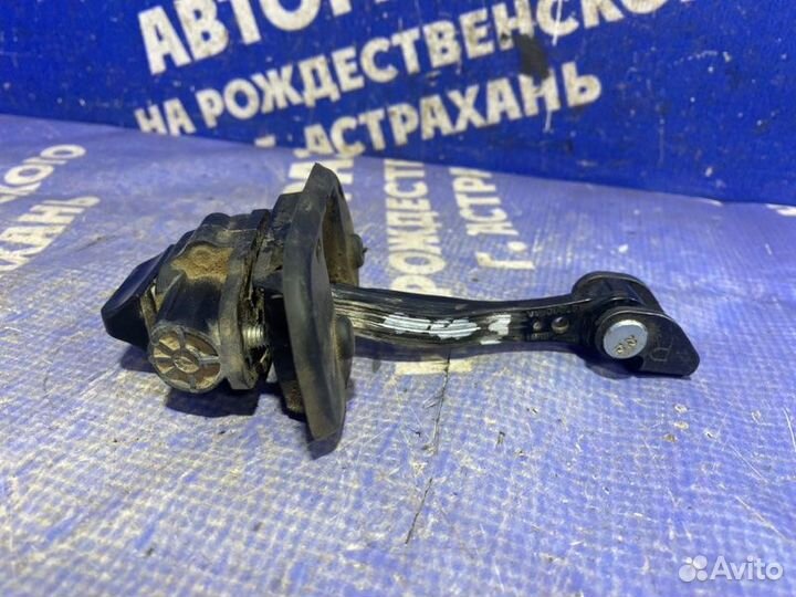 Ограничитель двери Ford Focus 3 седан 2012