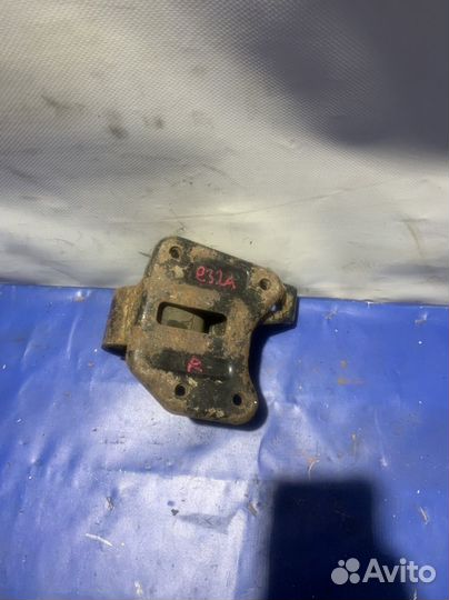 Подушка двигателя правая mitsubishi Galant e32a