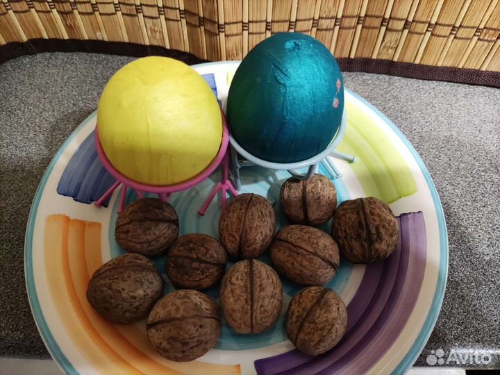 Грецкий орех и яйцо крашенное для поделок