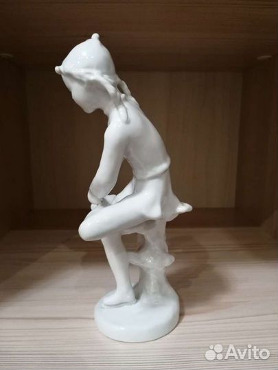 Фарфоровая советская статуэтка Фигуристка на катке