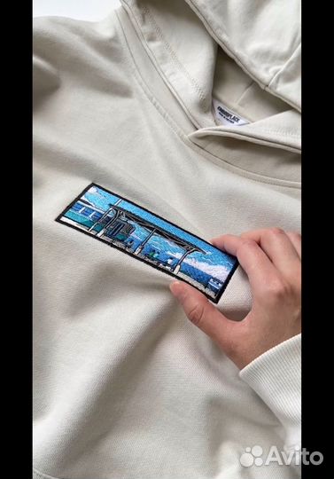 Толстовки с вышивкой всегда в тренде