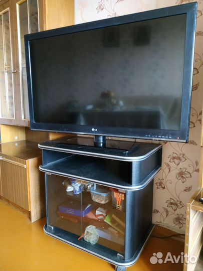 Плоский телевизор LG диагональ 107 см