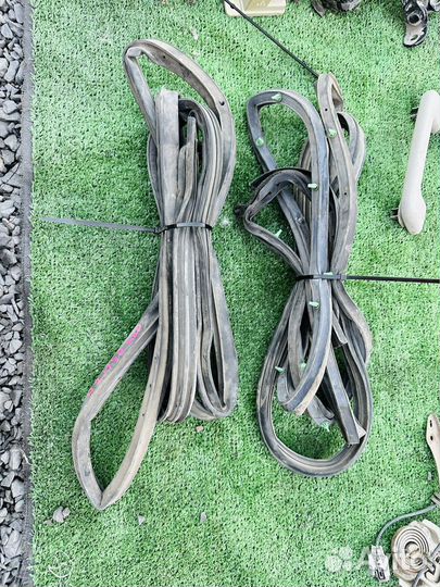 Уплотнитель передний левый toyota corolla 150