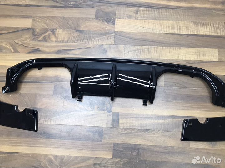 Диффузор BMW F80 F82 черный глянец