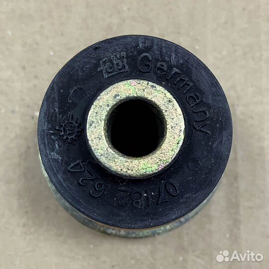 Сайлентблок подрамника задний Audi 80