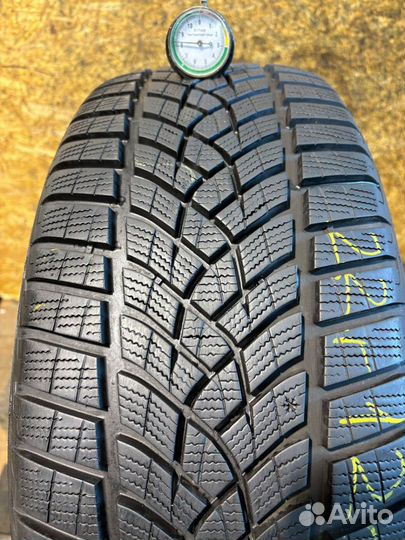 Goodyear UltraGrip Performance Gen-1 235/45 R20
