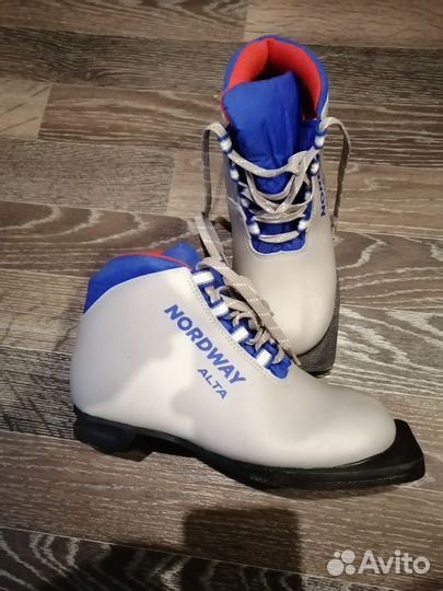 Лыжные ботинки