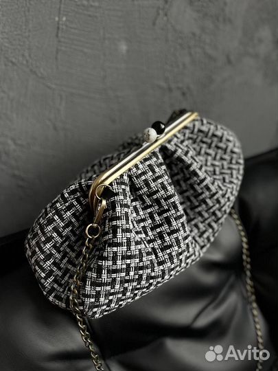 Сумка женская на фермуаре черно-белая