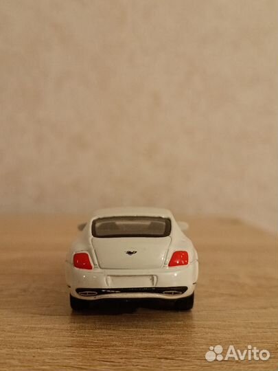 Модель автомобиля 1:64 Bentley continental welly