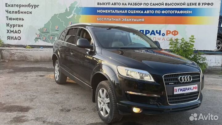 Уплотнитель стекла переднего правого Audi Q7 (4L) 4L0837480