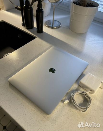 Macbook pro 15 2018 i7 16gb ssd 512