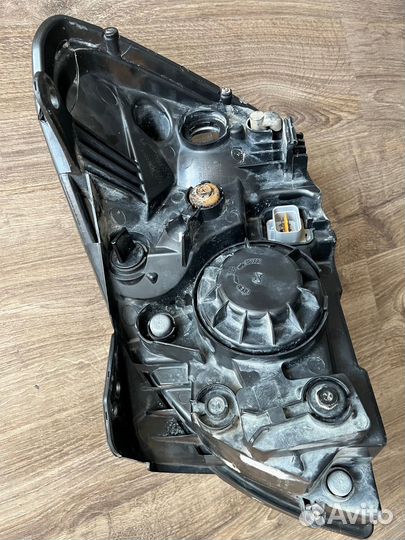 Фары оригинал правая разбитая kia rio 2 jb fl