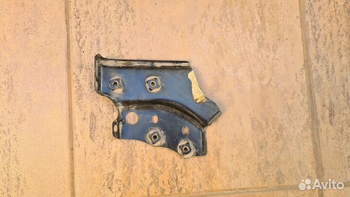 Кронштейн крыла левый Тойота Камри V40