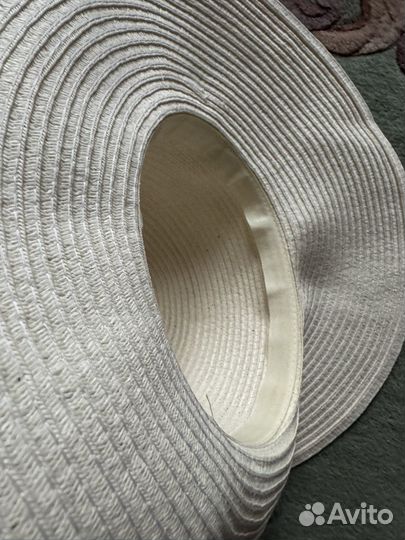 Соломенная шляпа белая