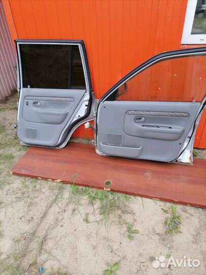 Двери на Мазда demio