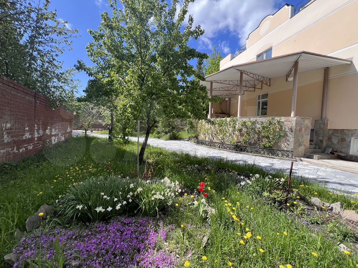 Дом 382,3 м² на участке 11,9 сот.