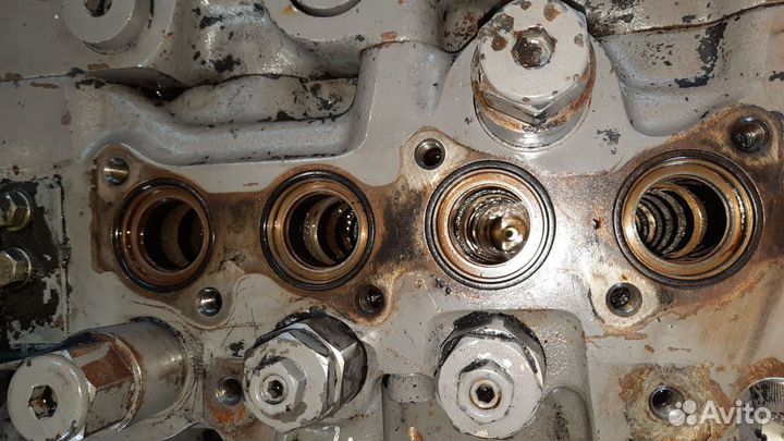 Распределитель на экскаватор Hitachi ZX470LCH-3