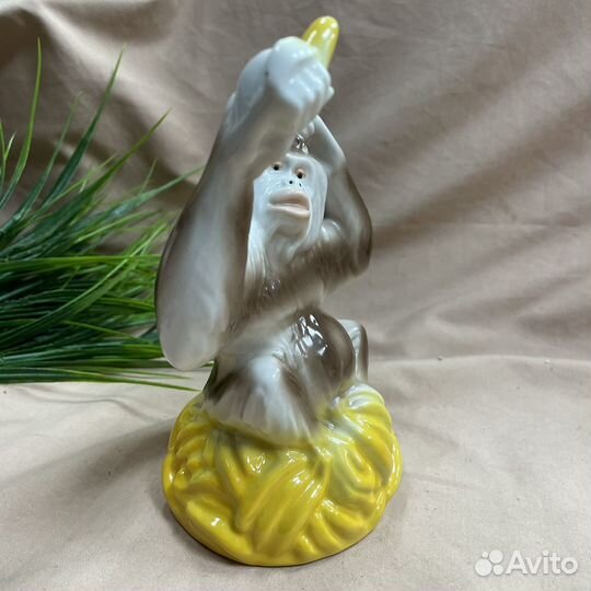 Фарфоровая статуэтка обезьяна С бананом коростень