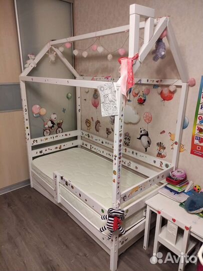 Детская кроватка домик