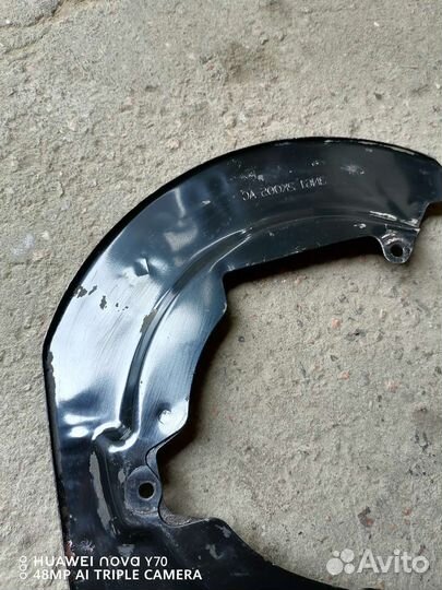 Передний левый шит тормозного диска Мазда 3бк