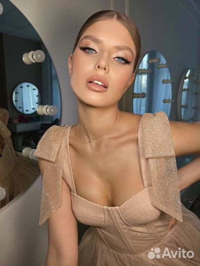 Модель на брови/макияж