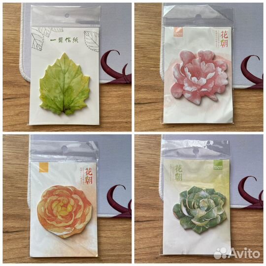 Коробка с цветными стикерами