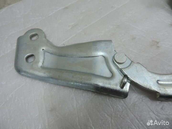 Петля капота левая Ford Focus