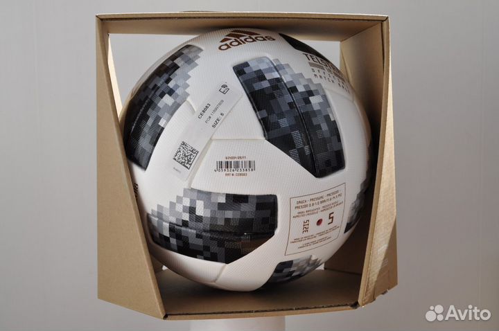 Футбольный мяч adidas Telstar чемпионата мира 2018