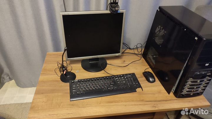 Настольный компьютер с монитором