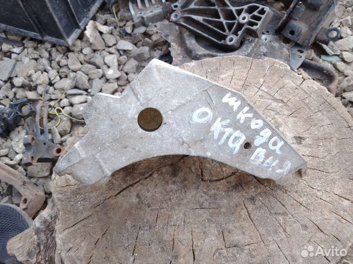 Кронштейн кпп Skoda Octavia a4