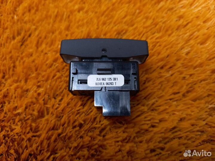 Кнопка блокировки двери передняя левая Volkswagen