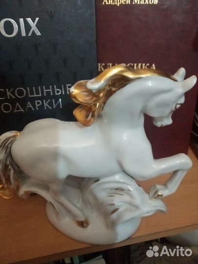 Фарфоровая статуэтка конь златогривый