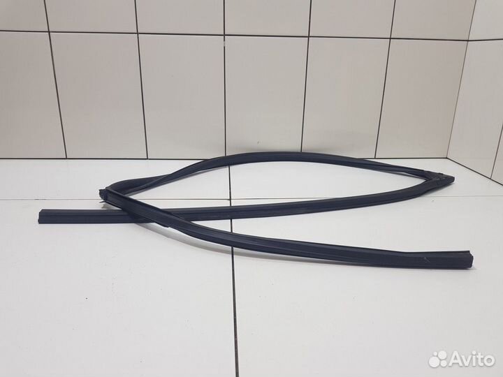 Уплотнитель стекла переднего правого