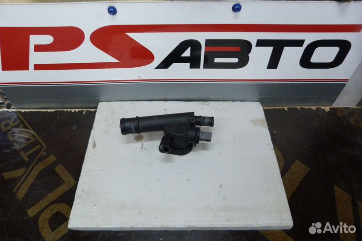 Фланец системы охлаждения VW Passat B6 038121132D