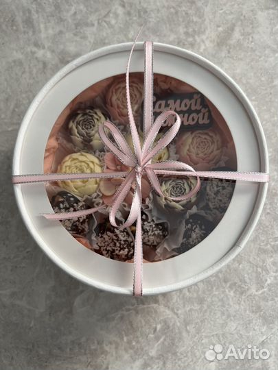 Шоколадные цветы и финики