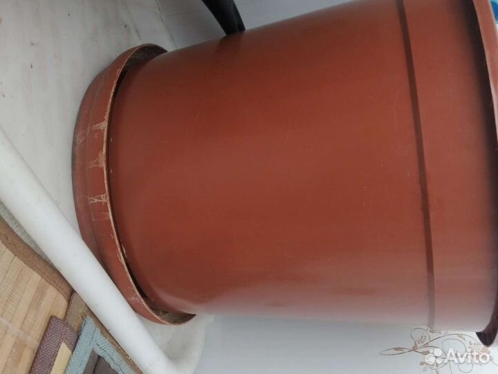 Большой цветочный горшок