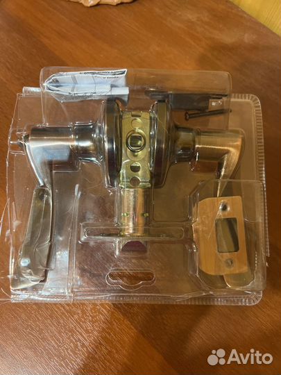 Дверная ручка с замком новая