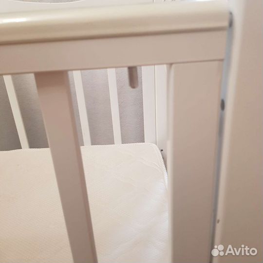 Детская кроватка с маятником и ящиком