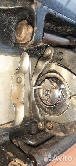 Старинная швейная машинка